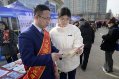 做人员正在勾当现场为市平易近金融范畴反诈常