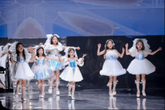 其精准的跳舞动做取极具传染力的舞台表示力